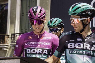 Treviso, İtalya 31 Mayıs 2019: Pascal Ackermann, Mor Jersey 'de, Giro D' Italia 2019 'un 19. etabının hemen öncesinde podyum imzasında.