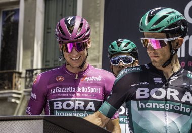 Treviso, İtalya 31 Mayıs 2019: Pascal Ackermann, Mor Jersey 'de, Giro D' Italia 2019 'un 19. etabının hemen öncesinde podyum imzasında.