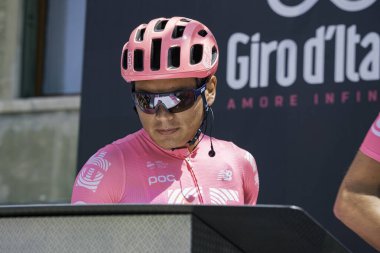 Treviso, İtalya 31 Mayıs 2019: Giro D 'Italia 2019' un 19. safhasının başlamasından hemen önce profesyonel bisikletçi podyum imzasında.