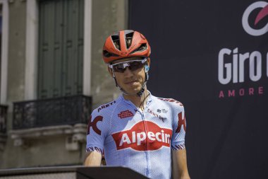 Treviso, İtalya 31 Mayıs 2019: Giro D 'Italia 2019' un 19. safhasının başlamasından hemen önce profesyonel bisikletçi podyum imzasında.