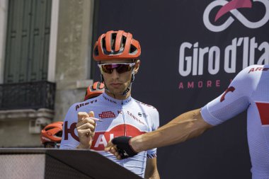 Treviso, İtalya 31 Mayıs 2019: Giro D 'Italia 2019' un 19. safhasının başlamasından hemen önce profesyonel bisikletçi podyum imzasında.