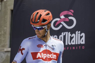 Treviso, İtalya 31 Mayıs 2019: Giro D 'Italia 2019' un 19. safhasının başlamasından hemen önce profesyonel bisikletçi podyum imzasında.