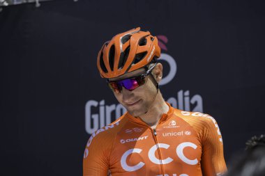 Treviso, İtalya 31 Mayıs 2019: Giro D 'Italia 2019' un 19. safhasının başlamasından hemen önce profesyonel bisikletçi podyum imzasında.