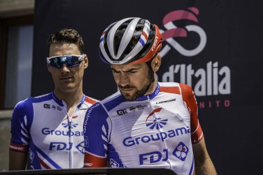 Treviso, İtalya 31 Mayıs 2019: Giro D 'Italia 2019' un 19. safhasının başlamasından hemen önce profesyonel bisikletçi podyum imzasında.