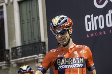 Treviso, İtalya 31 Mayıs 2019: Giro D 'Italia 2019' un 19. safhasının başlamasından hemen önce profesyonel bisikletçi podyum imzasında.