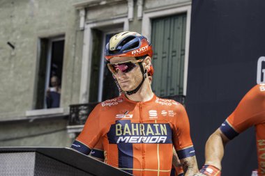 Treviso, İtalya 31 Mayıs 2019: Giro D 'Italia 2019' un 19. safhasının başlamasından hemen önce profesyonel bisikletçi podyum imzasında.