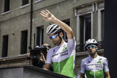 Treviso, İtalya 31 Mayıs 2019: Giro D 'Italia 2019' un 19. safhasının başlamasından hemen önce profesyonel bisikletçi podyum imzasında.