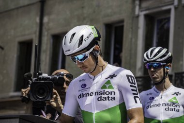 Treviso, İtalya 31 Mayıs 2019: Giro D 'Italia 2019' un 19. safhasının başlamasından hemen önce profesyonel bisikletçi podyum imzasında.