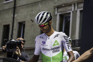 Treviso, İtalya 31 Mayıs 2019: Giro D 'Italia 2019' un 19. safhasının başlamasından hemen önce profesyonel bisikletçi podyum imzasında.