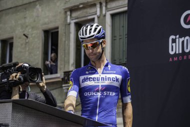 Treviso, İtalya 31 Mayıs 2019: Giro D 'Italia 2019' un 19. safhasının başlamasından hemen önce profesyonel bisikletçi podyum imzasında.