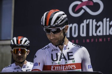 Treviso, İtalya 31 Mayıs 2019: Giro D 'Italia 2019' un 19. safhasının başlamasından hemen önce profesyonel bisikletçi podyum imzasında.