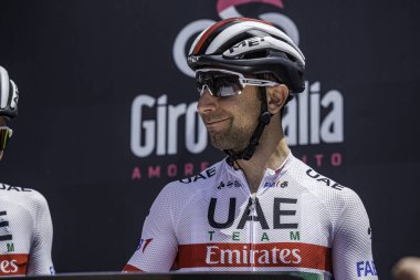 Treviso, İtalya 31 Mayıs 2019: Giro D 'Italia 2019' un 19. safhasının başlamasından hemen önce profesyonel bisikletçi podyum imzasında.