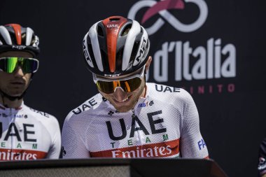 Treviso, İtalya 31 Mayıs 2019: Giro D 'Italia 2019' un 19. safhasının başlamasından hemen önce profesyonel bisikletçi podyum imzasında.