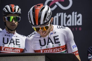 Treviso, İtalya 31 Mayıs 2019: Giro D 'Italia 2019' un 19. safhasının başlamasından hemen önce profesyonel bisikletçi podyum imzasında.