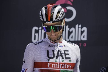 Treviso, İtalya 31 Mayıs 2019: Giro D 'Italia 2019' un 19. safhasının başlamasından hemen önce profesyonel bisikletçi podyum imzasında.