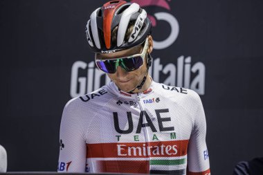 Treviso, İtalya 31 Mayıs 2019: Giro D 'Italia 2019' un 19. safhasının başlamasından hemen önce profesyonel bisikletçi podyum imzasında.