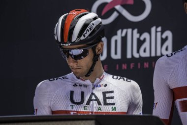 Treviso, İtalya 31 Mayıs 2019: Giro D 'Italia 2019' un 19. safhasının başlamasından hemen önce profesyonel bisikletçi podyum imzasında.