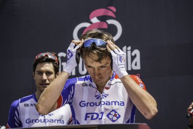 Treviso, İtalya 31 Mayıs 2019: Giro D 'Italia 2019' un 19. safhasının başlamasından hemen önce profesyonel bisikletçi podyum imzasında.