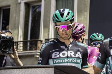 Treviso, İtalya 31 Mayıs 2019: Giro D 'Italia 2019' un 19. safhasının başlamasından hemen önce profesyonel bisikletçi podyum imzasında.