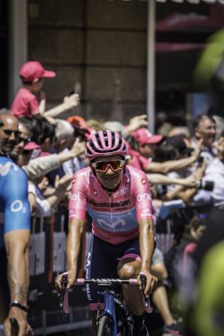 Treviso, İtalya 31 Mayıs 2019: Richard Carapaz, Pembe Jersey 'de, Giro D' Italia 2019 'un 19. etabının başlamasından hemen önce.
