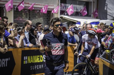 Treviso, İtalya 31 Mayıs 2019: Giro D 'Italia 2019' un 19. safhasının başlamasından hemen önce profesyonel bisikletçi.