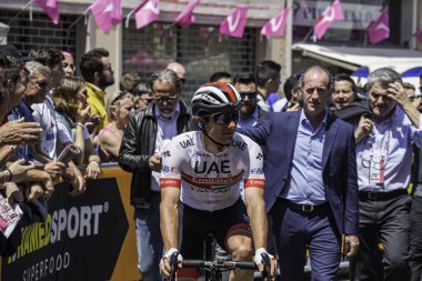 Treviso, İtalya 31 Mayıs 2019: Giro D 'Italia 2019' un 19. safhasının başlamasından hemen önce profesyonel bisikletçi.
