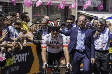 Treviso, İtalya 31 Mayıs 2019: Giro D 'Italia 2019' un 19. safhasının başlamasından hemen önce profesyonel bisikletçi.