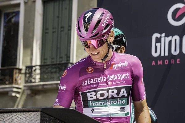Treviso, İtalya 31 Mayıs 2019: Pascal Ackermann, Mor Jersey 'de, Giro D' Italia 2019 'un 19. etabının hemen öncesinde podyum imzasında.