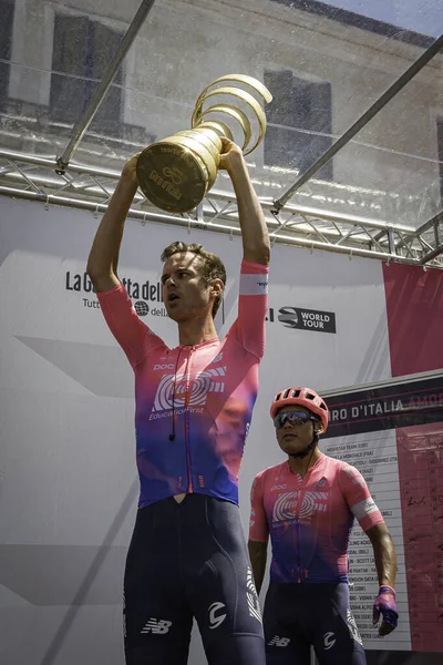 トレビソ イタリア2019年5月31日 ジロD Italia 2019の第19ステージの開始直前に表彰台に立つプロのサイクリスト — ストック写真