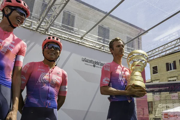 トレビソ イタリア2019年5月31日 ジロD Italia 2019の第19ステージの開始直前に表彰台に立つプロのサイクリスト — ストック写真
