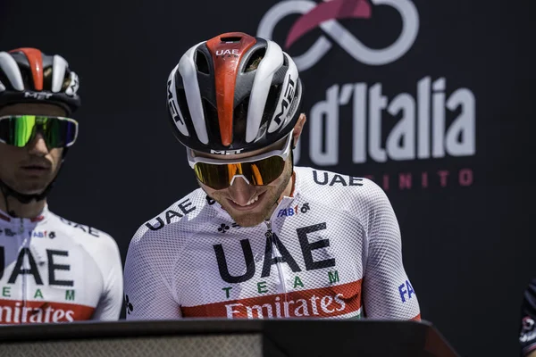 Treviso, İtalya 31 Mayıs 2019: Giro D 'Italia 2019' un 19. safhasının başlamasından hemen önce profesyonel bisikletçi podyum imzasında.