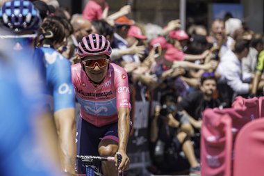 Treviso, İtalya 31 Mayıs 2019: Giro D 'Italia 2019' un 19. safhasının başlamasından hemen önce profesyonel bisikletçi.