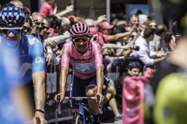 Treviso, İtalya 31 Mayıs 2019: Giro D 'Italia 2019' un 19. safhasının başlamasından hemen önce profesyonel bisikletçi.