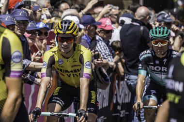Treviso, İtalya 31 Mayıs 2019: Giro D 'Italia 2019' un 19. safhasının başlamasından hemen önce profesyonel bisikletçi.