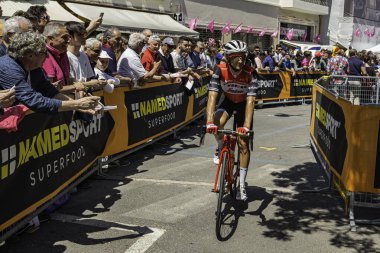 Treviso, İtalya 31 Mayıs 2019: Giro D 'Italia 2019' un 19. safhasının başlamasından hemen önce profesyonel bisikletçi.