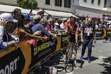 Treviso, İtalya 31 Mayıs 2019: Giro D 'Italia 2019' un 19. safhasının başlamasından hemen önce profesyonel bisikletçi.