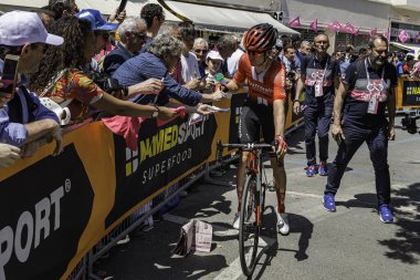 Treviso, İtalya 31 Mayıs 2019: Giro D 'Italia 2019' un 19. safhasının başlamasından hemen önce profesyonel bisikletçi.