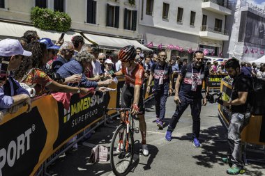 Treviso, İtalya 31 Mayıs 2019: Giro D 'Italia 2019' un 19. safhasının başlamasından hemen önce profesyonel bisikletçi.