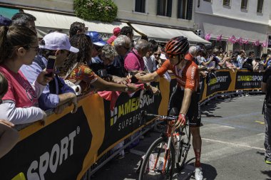 Treviso, İtalya 31 Mayıs 2019: Giro D 'Italia 2019' un 19. safhasının başlamasından hemen önce profesyonel bisikletçi.