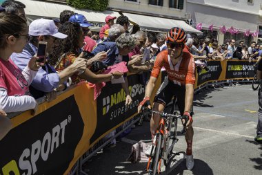 Treviso, İtalya 31 Mayıs 2019: Giro D 'Italia 2019' un 19. safhasının başlamasından hemen önce profesyonel bisikletçi.