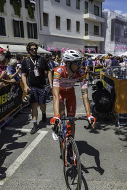 Treviso, İtalya 31 Mayıs 2019: Giro D 'Italia 2019' un 19. safhasının başlamasından hemen önce profesyonel bisikletçi.