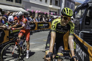 Treviso, İtalya 31 Mayıs 2019: Giro D 'Italia 2019' un 19. safhasının başlamasından hemen önce profesyonel bisikletçi.