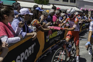 Treviso, İtalya 31 Mayıs 2019: Giro D 'Italia 2019' un 19. safhasının başlamasından hemen önce profesyonel bisikletçi.