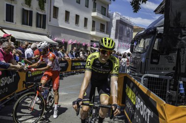 Treviso, İtalya 31 Mayıs 2019: Giro D 'Italia 2019' un 19. safhasının başlamasından hemen önce profesyonel bisikletçi.