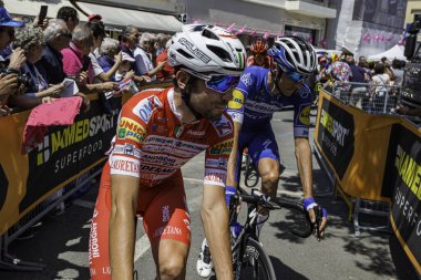 Treviso, İtalya 31 Mayıs 2019: Giro D 'Italia 2019' un 19. safhasının başlamasından hemen önce profesyonel bisikletçi.