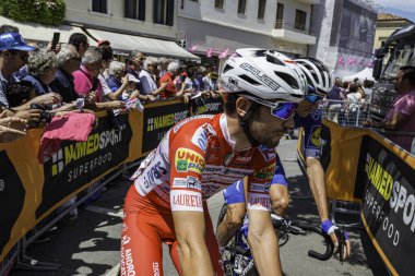 Treviso, İtalya 31 Mayıs 2019: Giro D 'Italia 2019' un 19. safhasının başlamasından hemen önce profesyonel bisikletçi.