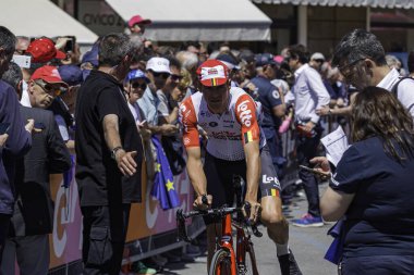 Treviso, İtalya 31 Mayıs 2019: Giro D 'Italia 2019' un 19. safhasının başlamasından hemen önce profesyonel bisikletçi.