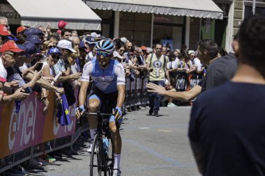 Treviso, İtalya 31 Mayıs 2019: Giro D 'Italia 2019' un 19. safhasının başlamasından hemen önce profesyonel bisikletçi.