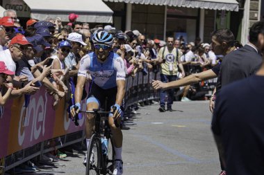 Treviso, İtalya 31 Mayıs 2019: Giro D 'Italia 2019' un 19. safhasının başlamasından hemen önce profesyonel bisikletçi.