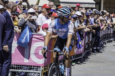 Treviso, İtalya 31 Mayıs 2019: Giro D 'Italia 2019' un 19. safhasının başlamasından hemen önce profesyonel bisikletçi.